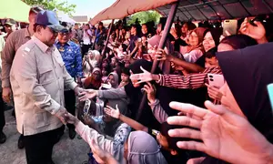 Presiden Prabowo Subianto mengunjungi posko pengungsian korban terdampak banjir di Padang Pariaman, Sumatra Barat, Senin (1/12/2025) (Biro Pers Istana)