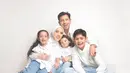 Pemotretan tersebut diabadikan oleh Diera Bachir Photography. Dalam pemotretan terbaru yang dibagikan melalui akun media sosial, Fairuz dan keluarganya tampil dengan busana serasi bernuansa putih yang memberi kesan elegan serta hangat. Fairuz sendiri terlihat memesona dengan jilbab putih senada dengan bajunya. Keluarga kecil artis yang jauh dari gossip ini kompak pamer senyum ke kamera. (Liputan6.com/IG/@fairuzarafiq)