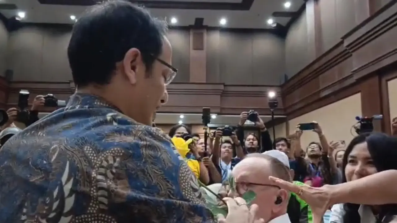 Nadiem Makarim, menerima mawar kuning dari para pendukung saat memasuki ruang sidang Muhammad Hatta Ali, Pengadilan Negeri Jakarta Pusat, Selasa (30/6/2026).