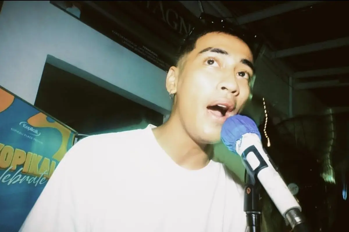 Abidzar Al Ghifari di Tempat Karaoke