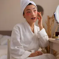 Kesalahan kecil saat layering skincare bisa membuat kandungan aktif di dalam produk tidak terserap secara maksimal. (foto/dok: freepik/pikisuperstar)