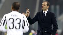 Pelatih Juventus, Massimiliano Allegri, (kanan) memberi instruksi kepada anak-anak asuhnya pada laga melawan AS Roma di Juventus Stadium, Senin (25/1/2016) dini hari WIB. (Reuters/Albert Gea)