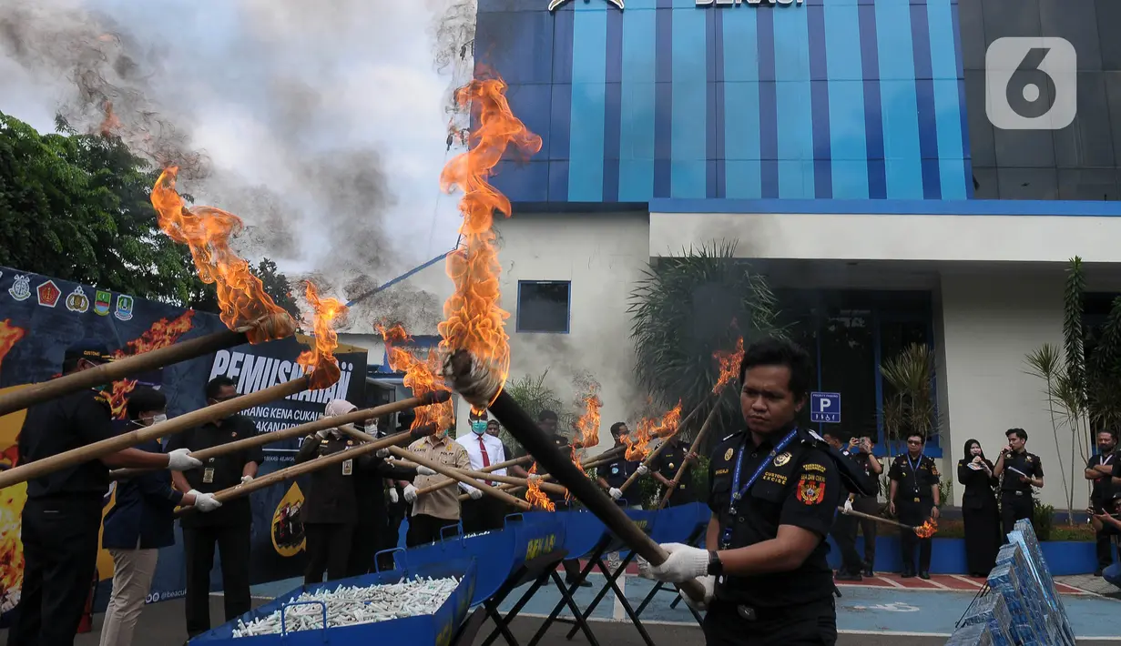 Selanjutnya, untuk seluruh Barang Kena Cukai (BKC) illegal hasil penindakan akan dimusnahkan dengan cara dibakar di lokasi PT Mukti Mandiri Lestari, Purwakarta, Jawa Barat pada hari yang sama. (merdeka.com/Imam Buhori)