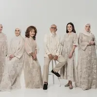 Potret Shandy Aulia Foto Keluarga Penuh Toleransi Kompak dengan Ketiga Kakak Muslim. [@shandyaulia]