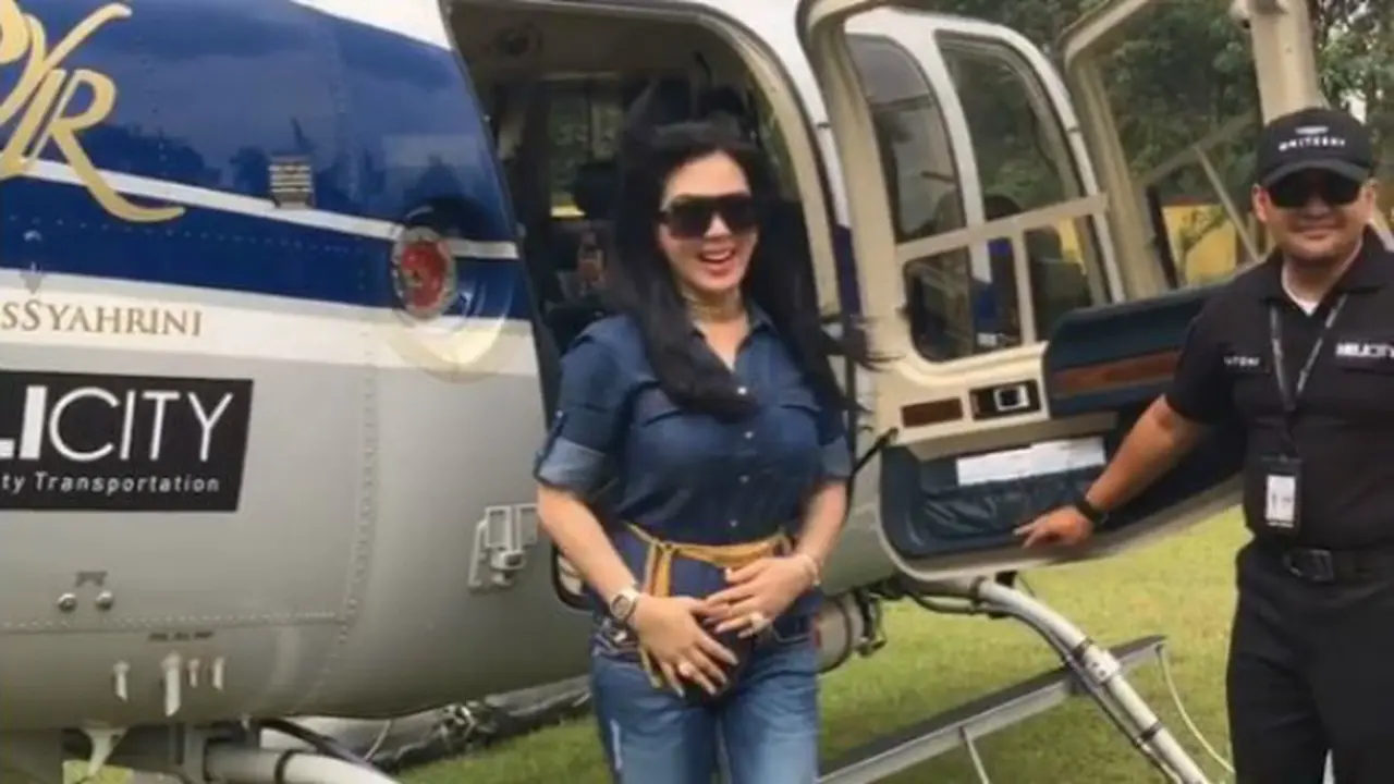 Syahrini naik helikopter