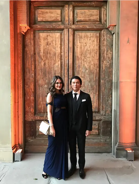 "mba @lunamaya udah kaya angelina jolie, cntik banget," tulis peilik akun emonndut. Selain memuji cantik dan ganteng pada kekasih Luna, para pengikutnya juga mendoakan pasangan ini segera nikah. (Instagram/lunamaya)