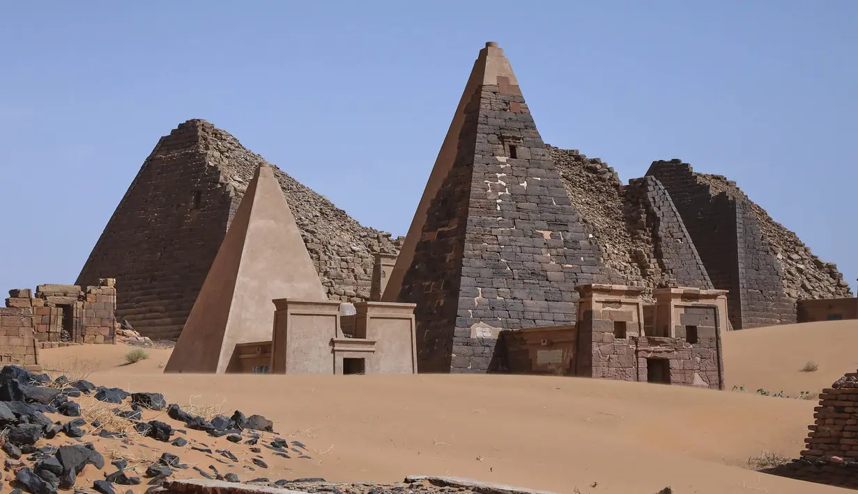 Piramida Meroe berdiri di situs arkeologi Meroe di Bejrawiya, Sudan, Sabtu, 1 Agustus 2026. (Foto AP/Mohnd Blal)