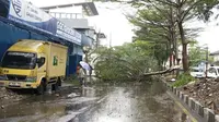 Bandung Diterjang Cuaca Ekstrem, Puluhan Pohon Tumbang dan Tanggul Jebol