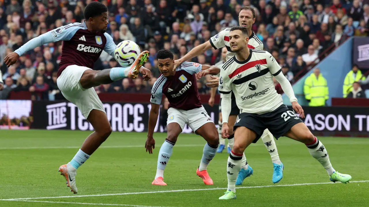 Leon Bailey dan Diogo Dalot - Aston Villa Vs Manchester United