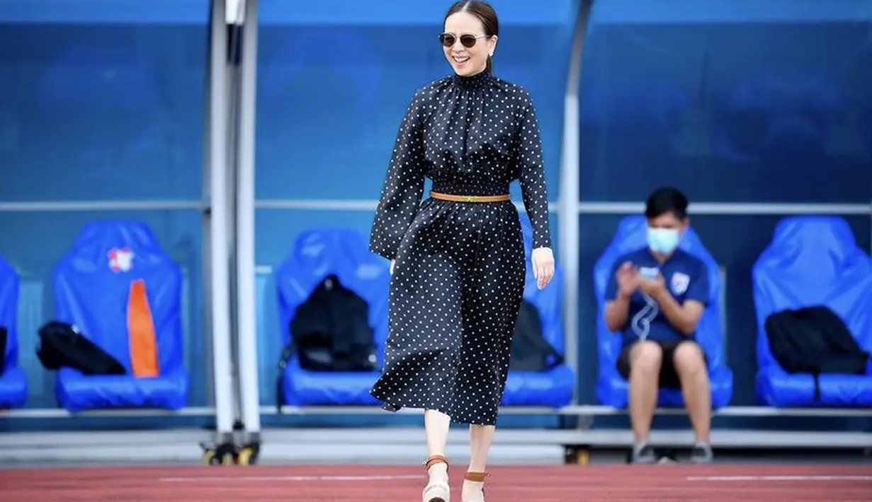 Di usianya ke-55 tahun, Madam Pang tampil awet muda dengan maxi dress long sleevee berkrah tinggi motif polkadot. Mini belt cokelat menjadi point pada penampilannya. Ia pun tampil bergaya dengan wedges sebagai alas kaki dan sunglessnya. @panglamsam