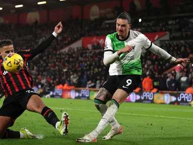 Pemain Liverpool, Darwin Nunez (kanan) berebut bola dengan pemain Bournemouth, Max Aarons pada laga lanjutan Liga Inggris 2023/2024 di Vitality Stadium, Bournemouth, Inggris, Minggu (21/01/2024) waktu setempat. (AFP/Adrian Dennis)