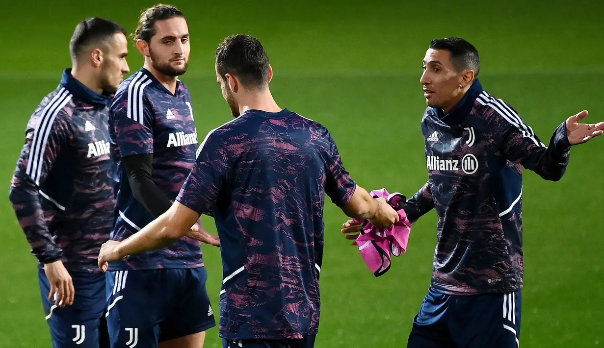 Pemain Juventus Angel Di Maria (kanan) memberi isyarat saat sesi latihan di JTC Continassa, Turin, Italia, 1 November 2022. Juventus akan menghadapi Paris Saint-Germain (PSG) pada pertandingan sepak bola Liga Champions. (FRANCK FIFE/AFP)