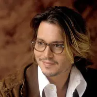 Johnny Depp pernah jualan pulpen via telpon. Tricknya adalah menjanjikan calon pembeli untuk memenangkan undian pergi ke Tahiti jika mereka membeli banyak pulpen. (The Idle Man)