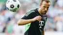 Harry Kane sendiri menjalani debut manis dengan torehan satu gol dan satu assist. (Axel Heimken/dpa via AP)