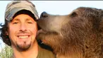 Seorang aktivis hewan bernama Casey Anderson, memilih memelihara seekor beruang berbobot 360 kilogram bernama Brutus.