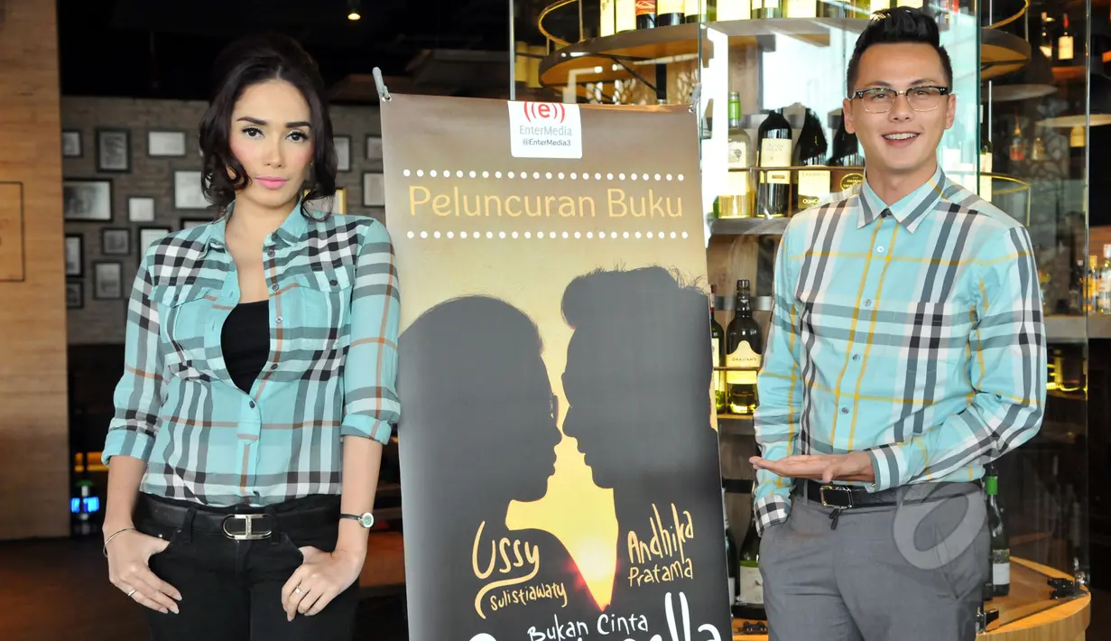 Andhika Pratama dan Ussy Sulistyawati berpose saat acara perilisan buku biografi mereka berjudul "Bukan Cinta Cinderella" di Lippo Mall Kemang, Jakarta, Jumat (22/5). (Liputan6.com/Panji Diksana)