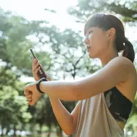 Perangkat digital dan aplikasi kebugaran membuat aktivitas fisik semakin terhubung dengan keseharian masyarakat metropolitan. (Foto/Dok: Pexels)