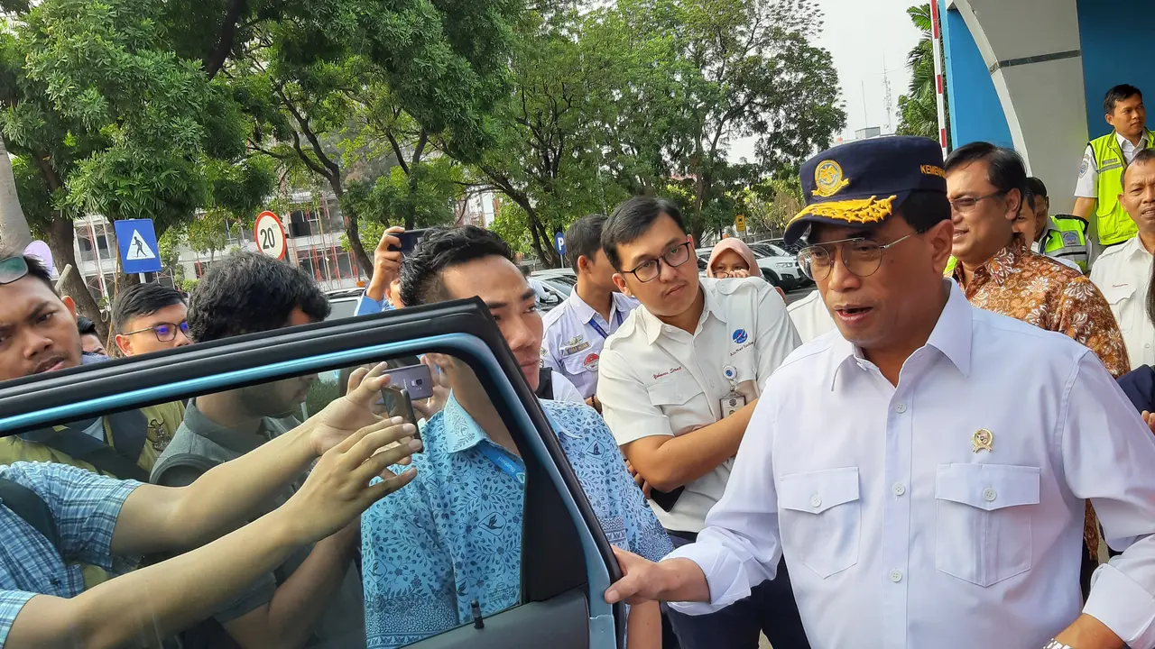 Menhub Budi Karya Sumadi Mencoba Taksi Listrik