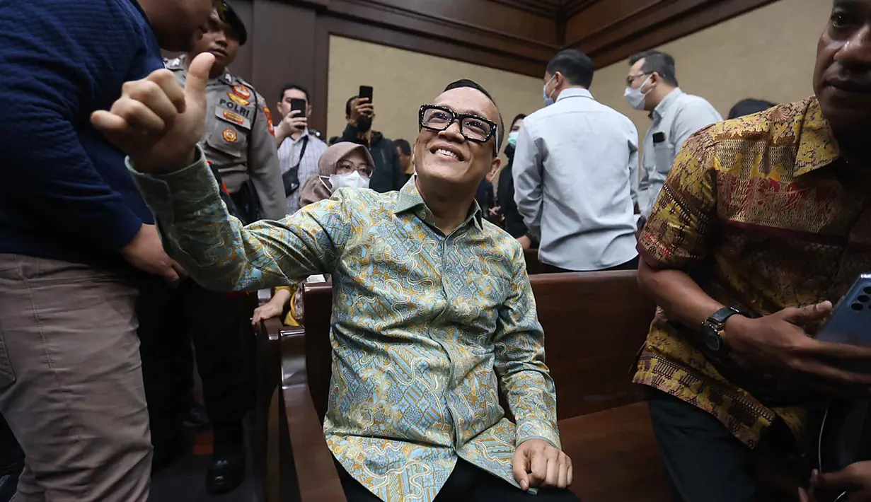 Penyidik KPK memperoleh nilai dugaan pemerasan yang dilakukan para tersangka dari penelusuran aliran dana melalui rekening para tersangka dalam kurun waktu 2020 hingga 2025. Tampak dalam foto, tersangka kasus dugaan pemerasan dalam pengurusan sertifikat K3 di Kementerian Ketenagakerjaan yang juga mantan Wakil Menteri Ketenagakerjaan (Wamenaker), Immanuel Ebenezer Gerungan (kiri) sesaat sebelum mengikuti persidangan di Pengadilan Tindak Pidana Korupsi (Tipikor) Jakarta pada Pengadilan Negeri Jakarta Pusat, Senin (19/1/2026). (Kapanlagi.com/Budy Santoso)