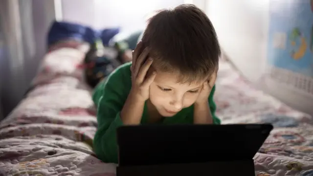 Doomscrolling yang Bisa Ganggu Kesehatan Mental Anak (photo by freepik)