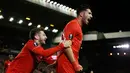 Gelandang Liverpool, Emre Can (kanan) melakukan selebrasi usai mencetak gol kegawang Rubin Kazan Can pada laga lanjutan Grup B Liga Europa di Anfield, Jumat (23/10/2015). Liverpool bermain imbang dengan Rubin Kazan dengan skor 1-1. (Reuters/Phil Noble)