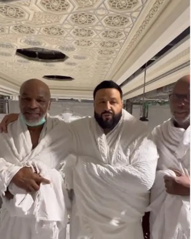 DJ Khaled sendiri memang terlahir sebagai seorang muslim. Sementara, Mike Tyson adalah seorang mualaf. Ia merasa senang bisa menjalani umrah bersama sang petinju legendaris tersebut. Sebelumnya, aktor Bollywood Shah Rukh Khan juga terlihat berada di Makkah dan diyakini sedang menunaikan umrah. (Liputan6.com/IG/@djkhaled)