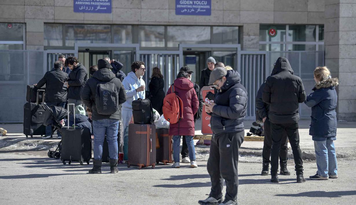 Gelombang pergerakan warga Iran yang menyeberang ke Turki kembali terjadi pada Selasa 3 Maret 2026. Tampak dalam foto, warga negara Iran tiba di Turki setelah melewati perbatasan Kapikoy/Razi di Provinsi Van, Turki timur laut, pada Selasa 3 Maret 2026, sehari setelah kedua negara tersebut secara bersama-sama menangguhkan penyeberangan harian di perbatasan mereka karena serangan Israel-Amerika Serikat yang terus menghantam wilayah Republik Islam tersebut. (Ali IHSAN OZTURK/AFP)