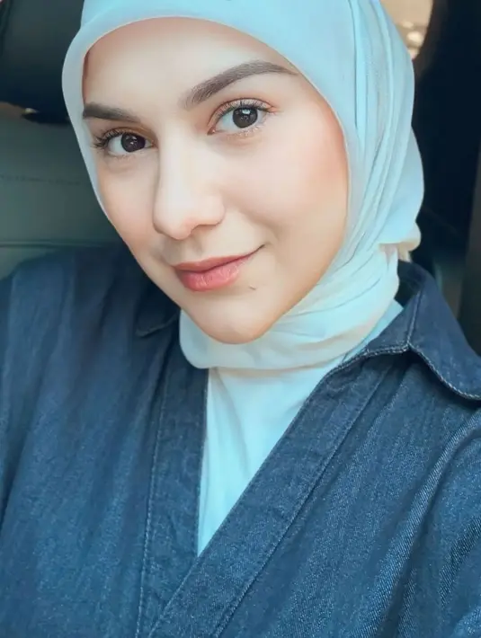 Foto ini menjadi bukti kebahagiaan sederhana yang mereka rasakan sebagai keluarga. Irish dan Haldy diketahui sudah sama-sama move on dari kisah asmara mereka yang lama. (Liputan6.com/IG/@_irishbella_)