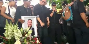 Lagu - lagu rohani serta doa, dipanjatkan sahabat dan kerabat yang mengantarkan Mike Mohede ke pemakaman