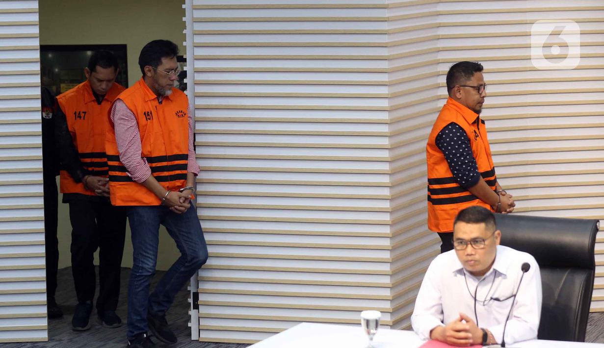 Ketiganya resmi ditetapkan sebagai tersangka kasus pembangunan RSUD Kolaka Timur sejak 31 Oktober 2025. Tampak dalam foto, tiga tersangka baru terkait kasus dugaan tindak pidana korupsi pembangunan Rumah Sakit Umum Daerah (RSUD) Kolaka Timur (Koltim) di antaranya Hendrik Permana, ketua Tim Kerja Sarana Prasarana Alat Labkesmas Kemenkes; Aswin Griksa Fitranto, Direktur Utama PT Griksa Cipta; dan Yasin, pegawai Bappenda Provinsi Sulawesi Tenggara yang dikenal sebagai orang kepercayaan Bupati Koltim Abdul Azis (dari kiri ke kanan) dihadirkan dalam rilis penahanan di gedung Merah Putih Komisi Pemberantasan Korupsi (KPK), Jakarta, Senin (24/11/2025). (Liputan6.com/Helmi Fithriansyah)