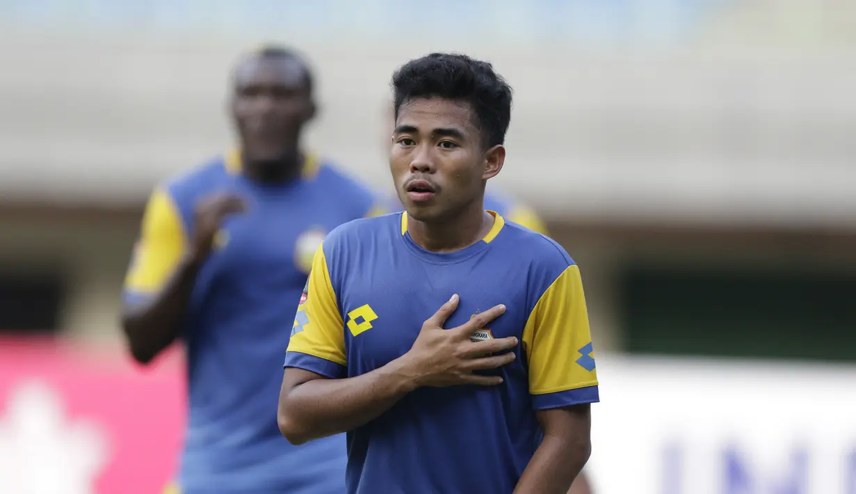 Bek Bhayangkara FC, Nurhidayat, saat melawan Mitra Kukar pada laga Piala Presiden 2019 di Stadion Patriot, Jawa Barat, Senin (11/3). Bhayangkara FC menang 2-1 atas Mitra Kukar. (Bola.com/M Iqbal Ichsan)