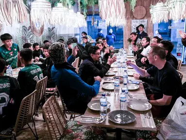Pemusatan latihan Korea-Korea Selecao di Portugal, Jumat (29/11) ditutup dengan menyantap hidangan Indonesia. Mereka mengunjugi satu-satunya restoran Indonesia di Lisbon setelah menang besar 7-2 atas Clube Futebol de Benfica. (Bola.com/Bagaskara Lazuardi)