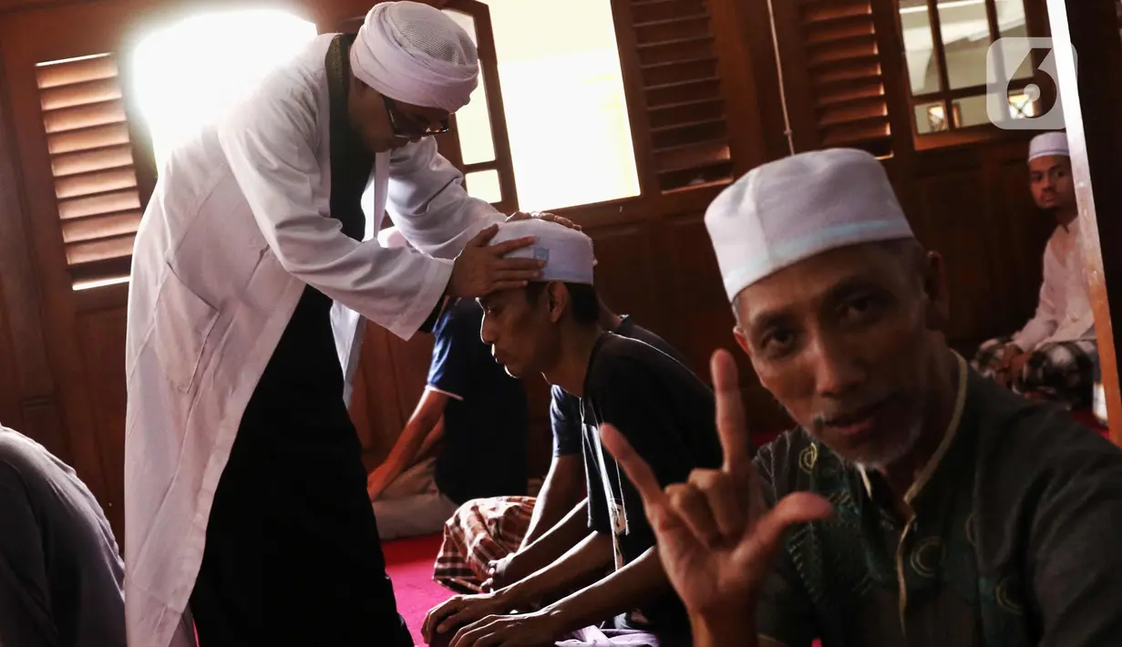 Suasana Pondok Pesantren Daarut Tasbih di Pasar Kemis, Kabupaten Tangerang, Senin (19/4/2021). Santri istimewa ini umumnya kebanyakan korban narkoba dan ilmu kebatinan yang beraliran sesat. (Liputan6.com/Angga Yuniar)