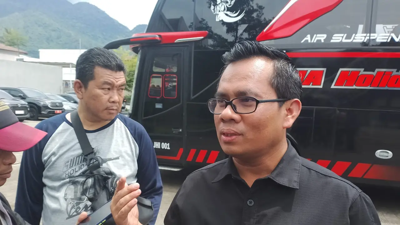 Kepala Dinas Pekerjaan Umum dan Penataan Ruang (PUPR) Kabupaten Garut, Agus Ismail, di sela-sela kegiatan setelah kick off aspal plastik beberapa waktu lalu. (Liputan6.com/Jayadi Supriadin)