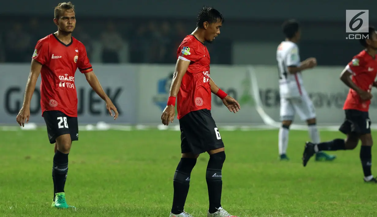 Pemain Persija, Maman Abdurrahman dan M Rezaldi Hehanusa meninggalkan lapangan usai melawan Bali United pada lanjutan Liga 1 Indonesia di Stadion Patriot Candrabhaga, Minggu (21/5). Laga kedua tim berakhir imbang 0-0. (Liputan6.com/Helmi Fithriansyah)