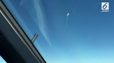 Seorang pilot membagikan momen saat pesawatnya terbang bersama beberapa balon udara yang diterbangkan masyarakat.