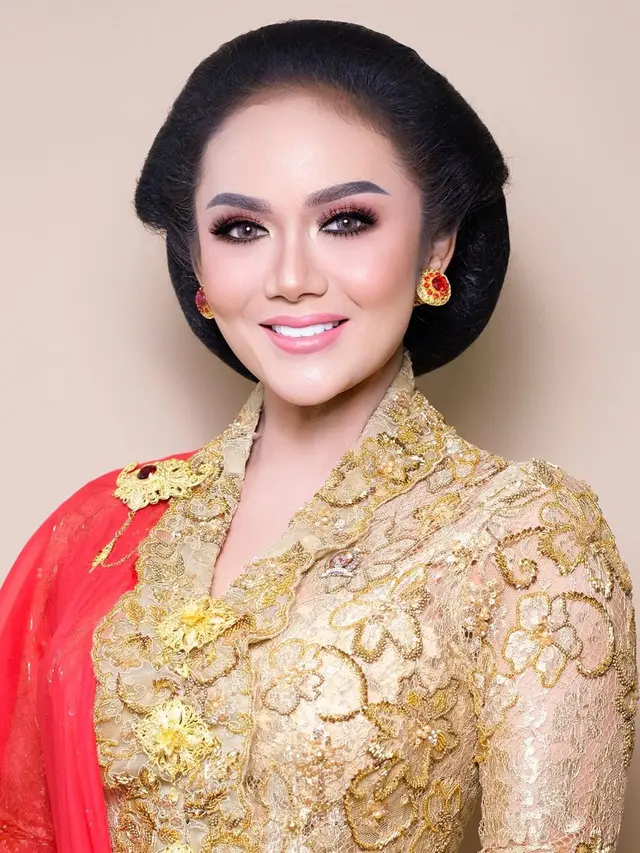 Makeup flawless artis saat pakai kebaya
