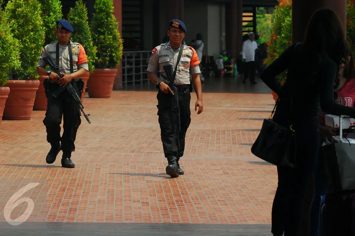 20160114-Sejumlah Petugas Keamanan Dikerahkan Menjaga Kawasan Bandara Soetta