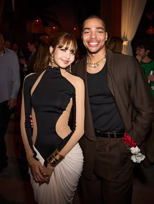 Dress rancangan Schiaparelli itu dilengkapi dengan aksesori anting, bangle, dan cincin emas [@lalalalisa_m]