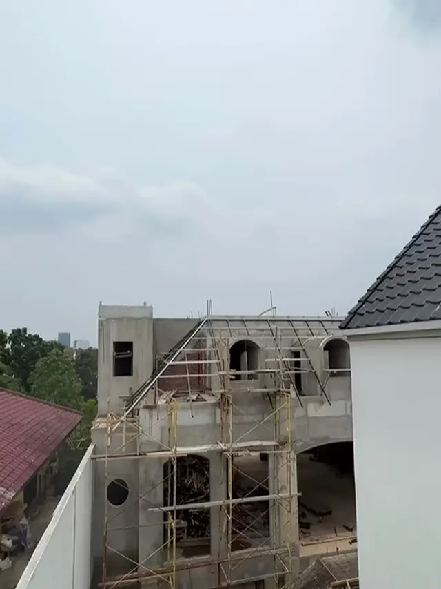 Potret pemandangan rumah baru Ayu Dewi dari rumah lamanya (Sumber: Instagram/mrsayudewi)