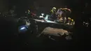 Petugas keselamatan darurat berusaha mengevakuasi korban tabrakan antara kereta penumpang dengan kereta barang di Kota Hermalle-sous-Huy, Belgia, Minggu (5/6). Akibat dari tabrakan itu, membuat 2 dari 6 gerbong terlontar dari rel. (JOHN Thys/AFP)