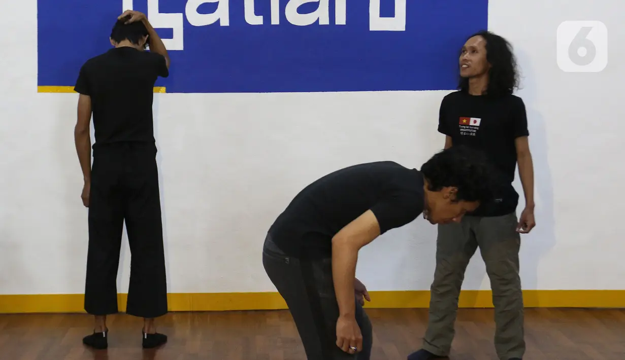 Seniman teater Lab Teater Ciputat mementaskan persilangan karya sastra berjudul Sotoba Komachi karya Yukio Mishima dan Rintik karya Danarto dalam workshop jarak jauh di Jakarta, Sabtu (18/9/2021). Teater ini kolaborasi Lab Teater Ciputat dan Theatre Company shelf. (Liputan6.com/Herman Zakharia)