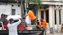 Warga menggunakan mobil bak terbuka untuk memindahkan barang saat pembebasan lahan proyek Jalan Tol CIbitung-CIlincing seksi 4 di kawasan Semper Timur, Cilincing, Jakarta Utara, Selasa (8/11/2022). PT Cibitung Tanjung Priok Port Tollways (CTP Tollways) sebagai Badan Usaha Jalan Tol (BUJT) mencatat progres pembebasan lahan untuk seksi 4 sepanjang 7,28 km telah mencapai 100% dan ditargetkan pembangunannya selesai pada akhir tahun 2022. (Liputan6.com/Herman Zakharia)