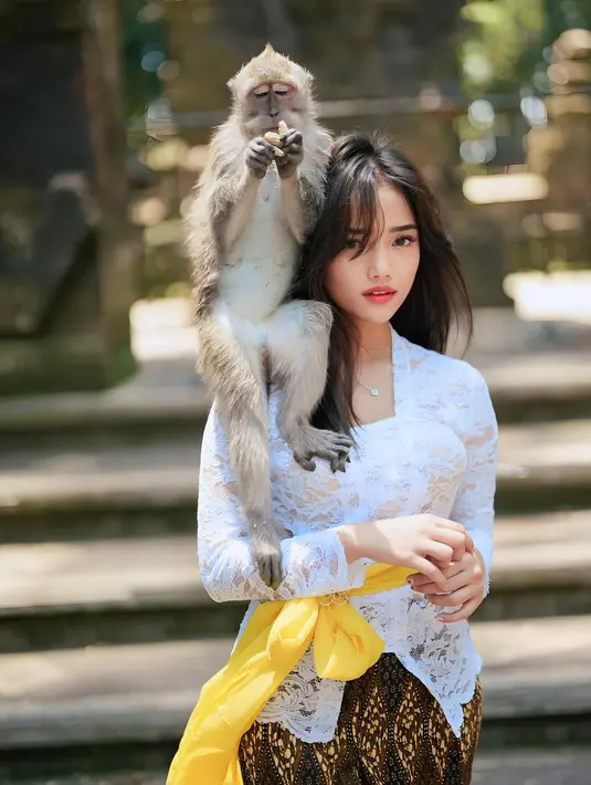 Fuji terlihat seperti kembang desa dengan mengenakan kebaya Bali berwarna putih [@fuji_an]