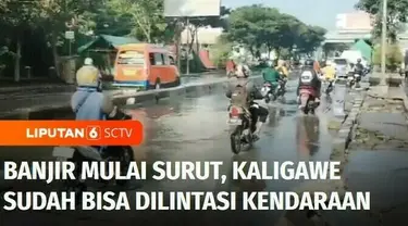 Berangsur surut, jalan Pantura Kaligawe, Kota Semarang, Jawa Tengah, mulai bisa dilintasi kendaraan. Meski demikian, polisi mengimbau pengguna jalan tetap berhati-hati, sementara warga terdampak banjir di Pati, mulai kesulitan mendapat gas elpiji unt...