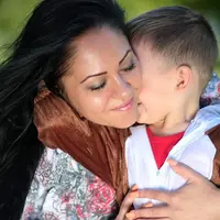 Ilustrasi ibu dan anak. (via Pixabay)