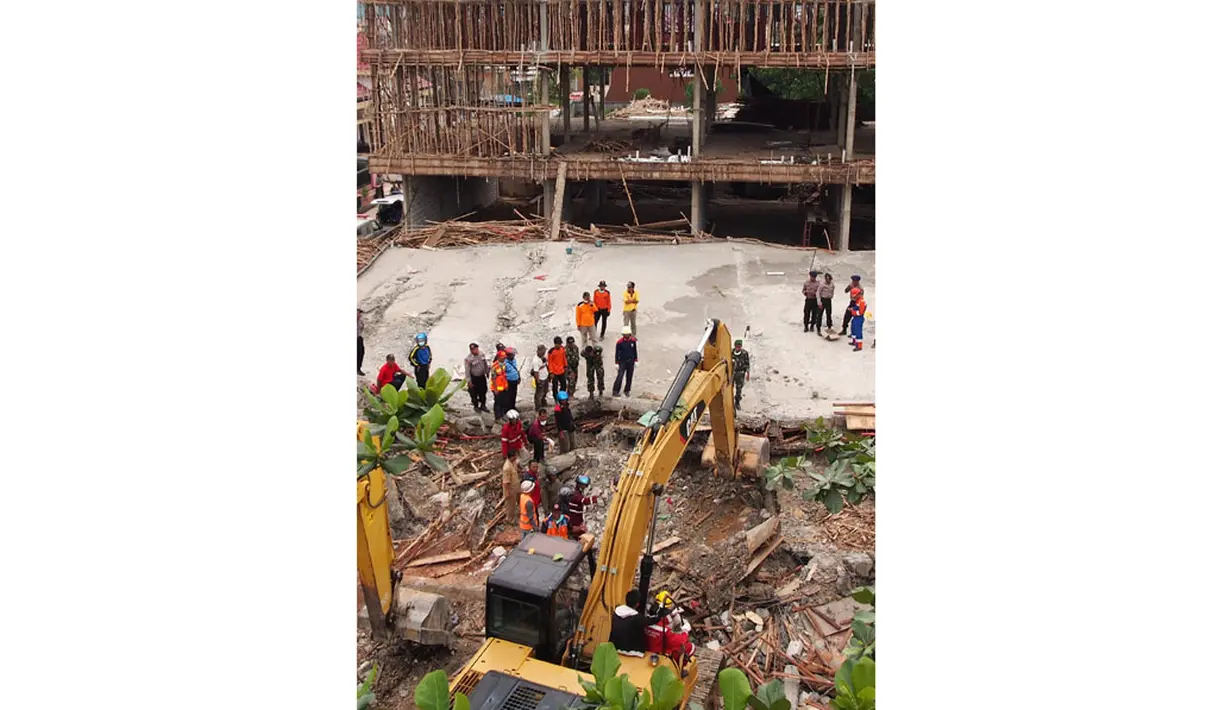 Beberapa alat berat diterjunkan untuk memudahkan petugas dan relawan mengevakuasi korban yang tertimbun proyek bangunan yang roboh di Perumahan Cenderawasih Permai, Samarinda, Kalimantan Timur, (3/6/2014). (ANTARA FOTO/Rio Ferdinanto)