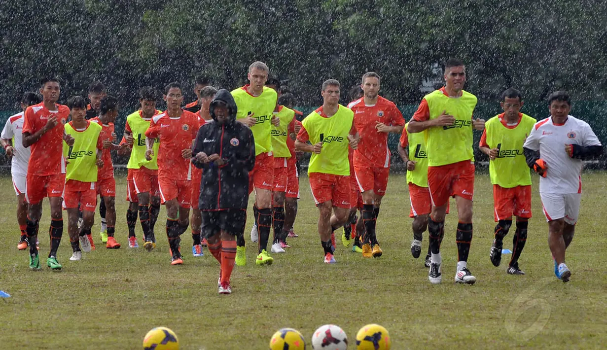 Persija Jakarta kembali menjalani sesi latihan di Markas Yon Zikon 13, Jakarta (2/1/2015). (Liputan6.com/Miftahul Hayat)