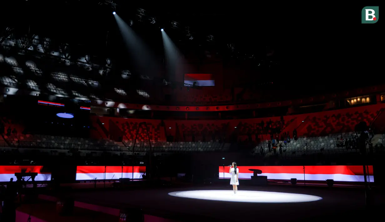 Penampilan penyany saat upacara pembukaan Kejuaraan Dunia Gimnastik 2025 yang berlangsung di Indonesia Arena, Senayan, Jakarta, Minggu (19/10/2025). (Bola.com.Bagaskara Lazuardi)