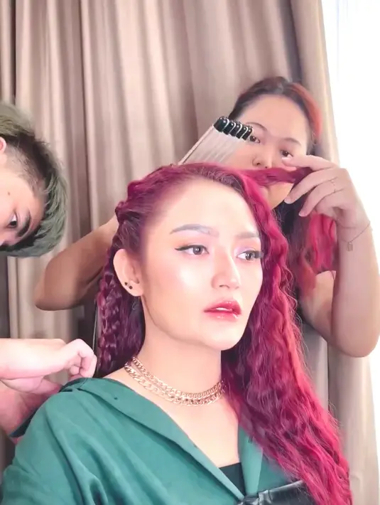 Corset top memang menjadi mode fashion kekinian yang kerap dipakai kaum hawa. Tak heran jika tubuh berisi Siti Badriah jadi terlihat makin ramping. (Liputan6.com/IG/@sitibadriahh).